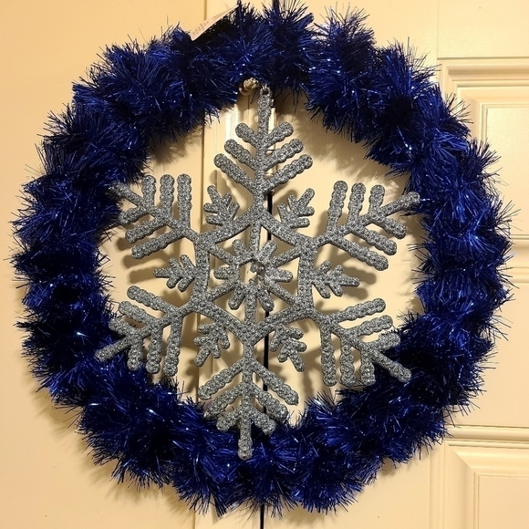 WINTER Tinsel Wreath - Picture 1 of 2